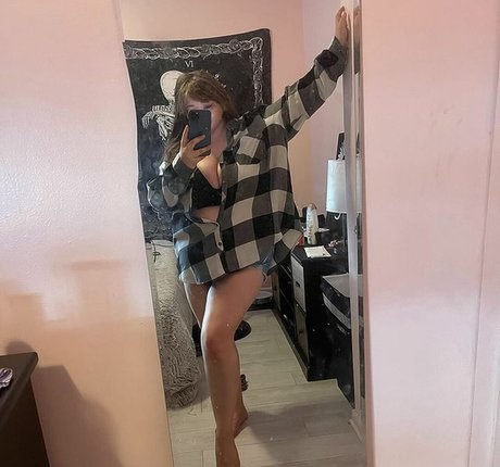 Emaliehall exclusive star image