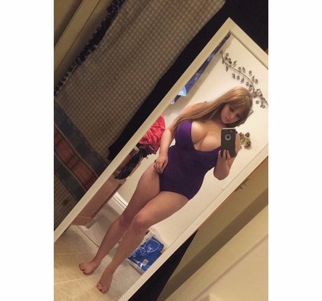 Emaliehall model hot images