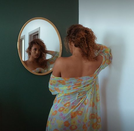 asiatische tattoo-onlyfans top sexy fotos