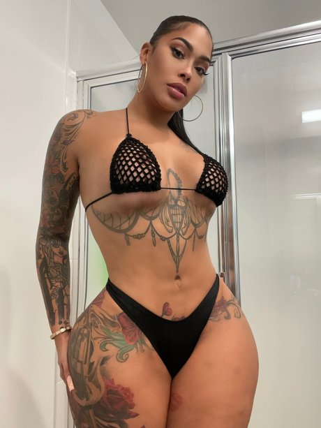 TattedUp Holly erwachsene porno bilder