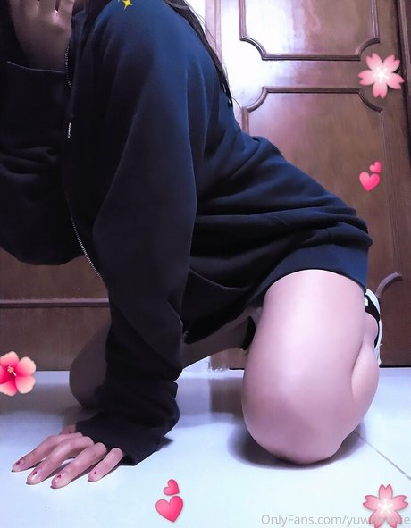 Yuwummie model xxx bild