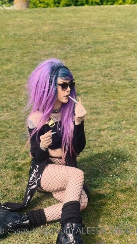 Alessa Savage model akt foto