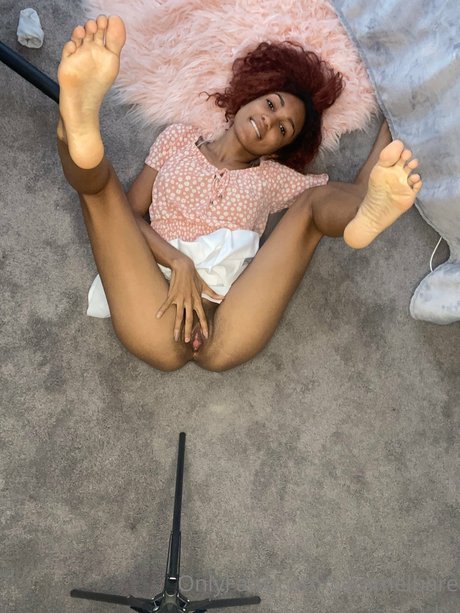 Caramel Bare sexy erotische bild