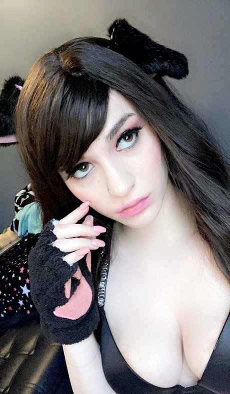 alienonearth pornostar akt bild