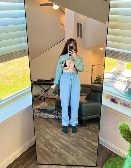 EmiliaNSFW erwachsene nackte bilder