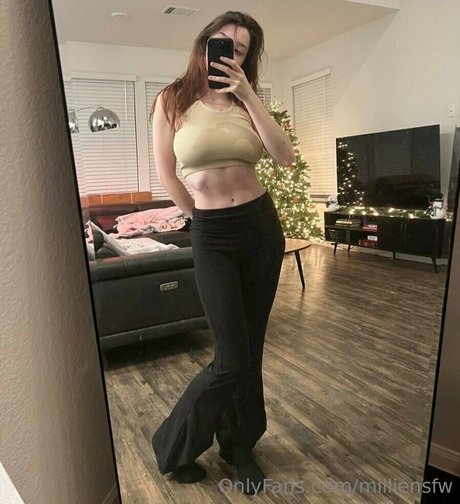 EmiliaNSFW model erwachsene fotos