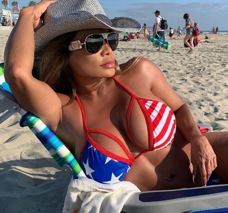 Connie Elizabeth sexy nackten foto