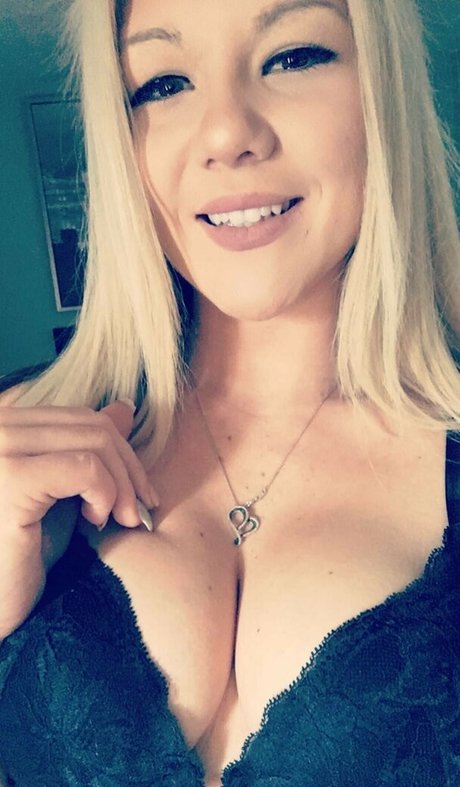 Scarlette James akt bilder