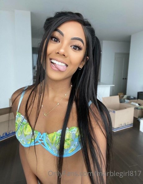 Marble Girl erotische hd foto