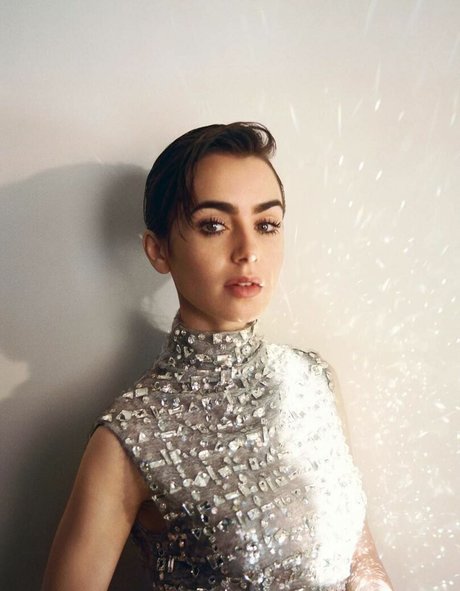 Lily Collins model akt bild