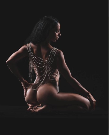 Laetitia Bouffard Roupe exklusive hübsche galerie