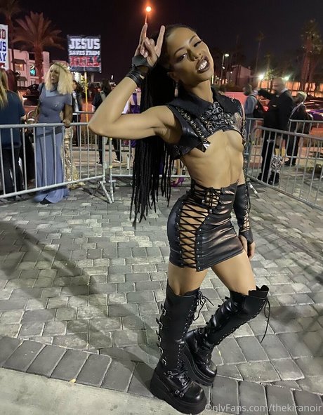 thekiranoir top sexy bild