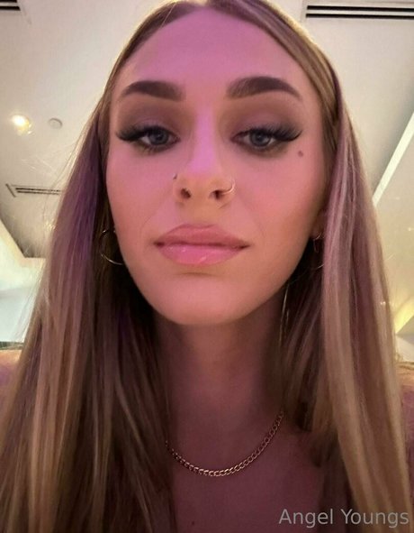 Angelyoungsxxx pornostar nackt galerie