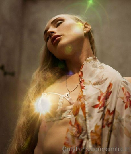 emilia tt schöne nackt bild