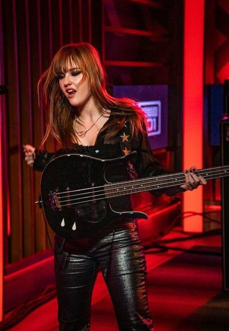 Victoria De Angelis kunst erotische archiv