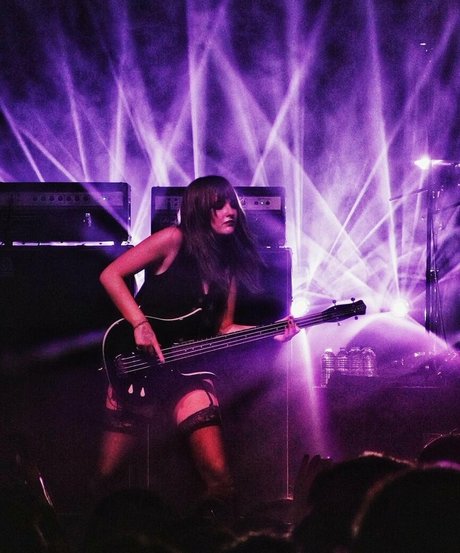 Victoria De Angelis exklusive erotische bilder