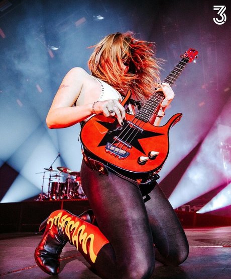 Victoria De Angelis top heiße fotos