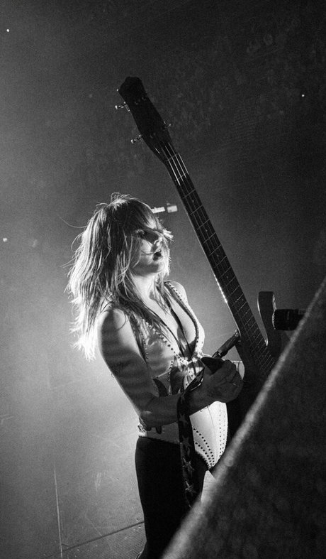 Victoria De Angelis perfekte xxx fotos