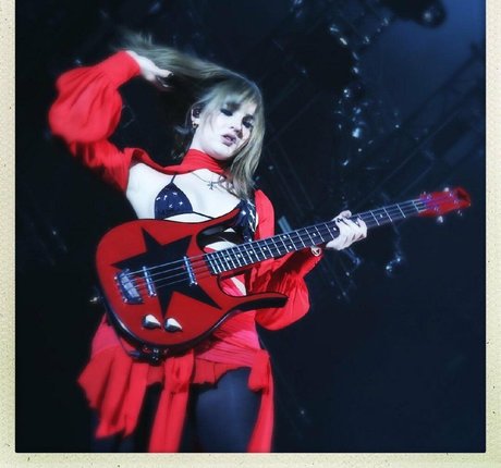 Victoria De Angelis freie sex bilder