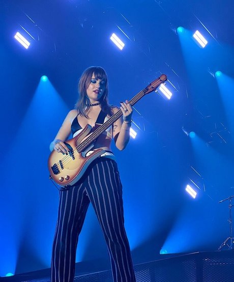 Victoria De Angelis sexy top galerien