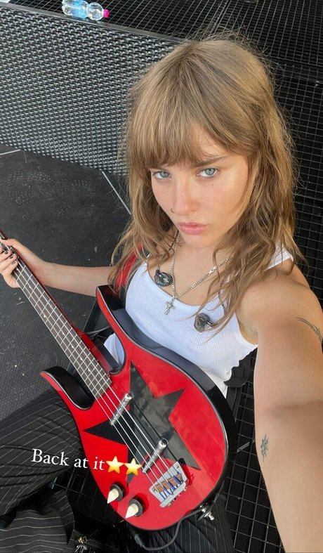 Victoria De Angelis erotische beste galerien