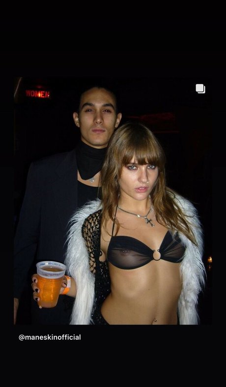 Victoria De Angelis nackt perfekte bilder