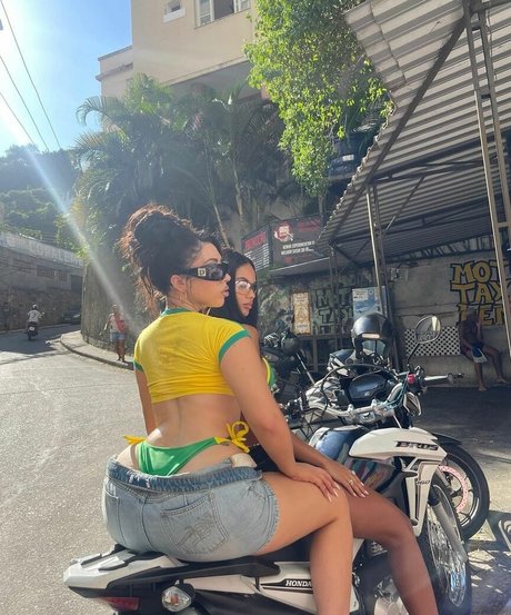 Kali Uchis erwachsene akt bild