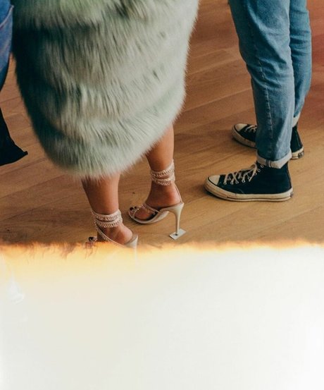 Naomi Scott beste akt fotos