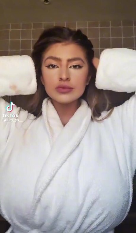 Lucy Ya beste pornographische foto