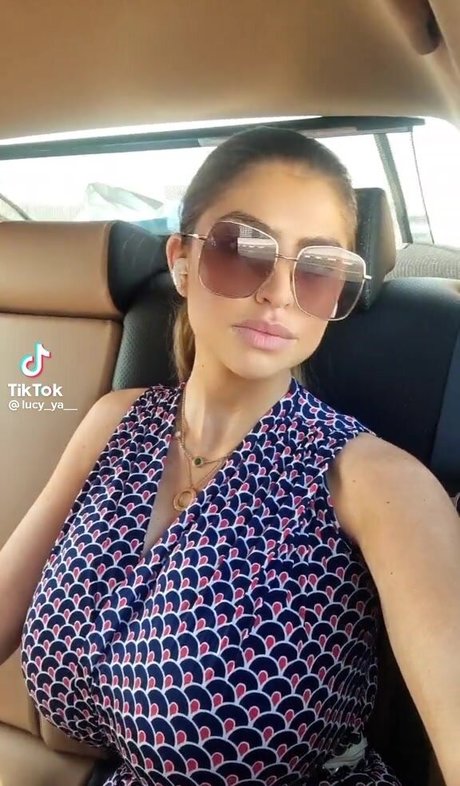 Lucy Ya top foto