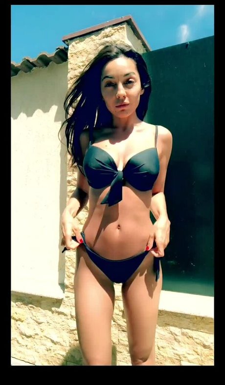 Bustyan perfekte nackte fotos