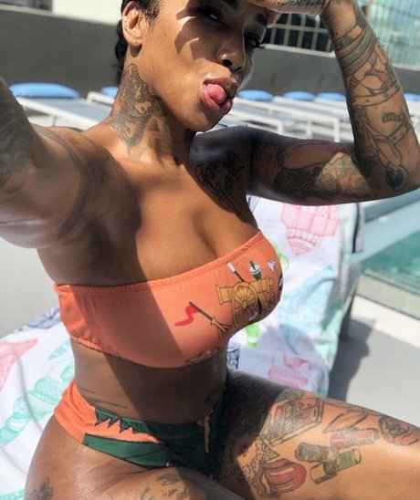 flyyytattedsky model nackte bild