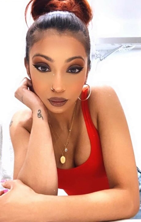 Rubi Satha model hd bild