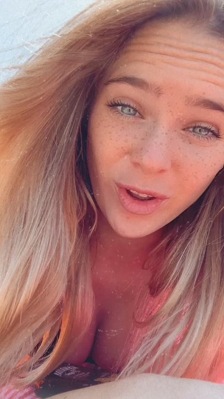 Inna Moll sexy top foto