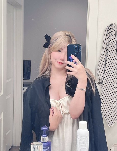 Julia Nakamura sexy top fotos