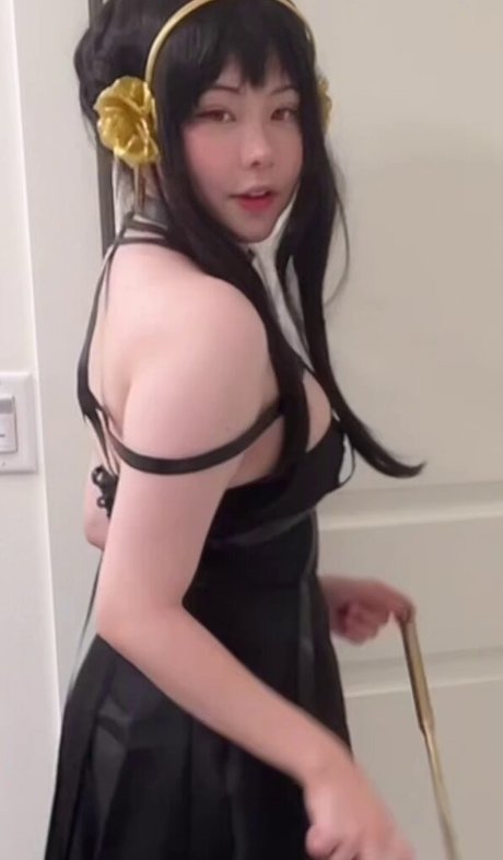 Julia Nakamura sexy akt bild