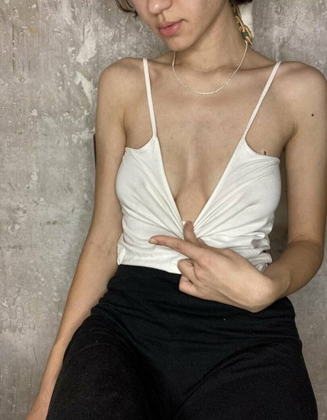 adorable dina nacktheit bild