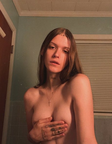 Ethel Cain perfekte akt foto