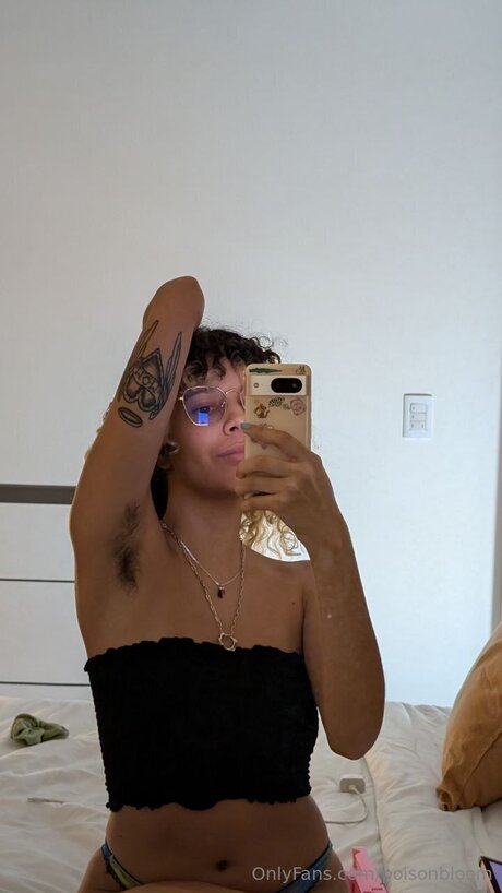 poisonbloom schauspielerin akt bilder