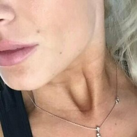 Thewaitressnextdoor nacktheit hübsche bild