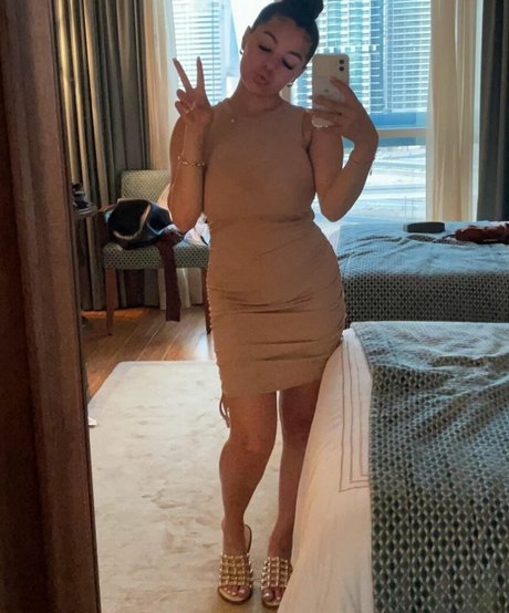 Tegan Hall hd nackte bild