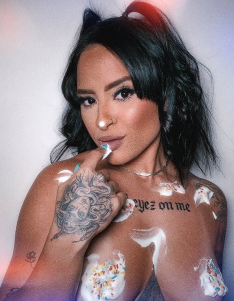 rayanenas__ freie nackte archiv