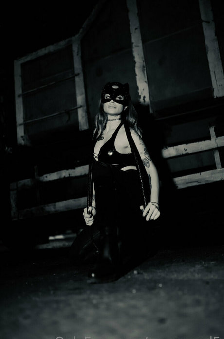 Queen Red hd akt galerie