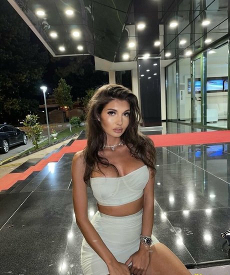 Adriannalinnaa perfekte nackte fotos