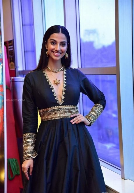 Meenakshi Chaudhary heiße xxx galerie