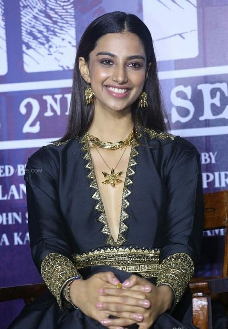 Meenakshi Chaudhary pornostar freie galerien