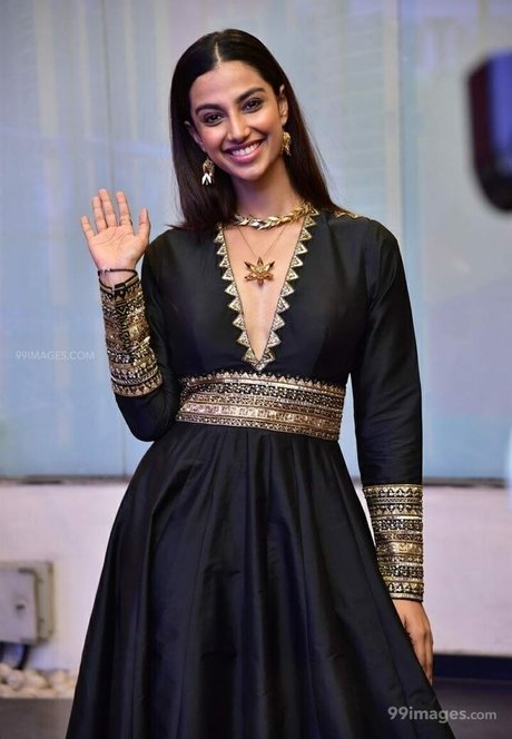 Meenakshi Chaudhary kostenlose pornographische archiv