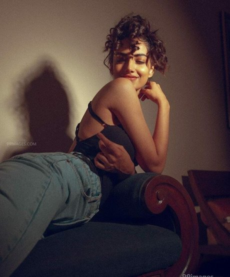 Meenakshi Chaudhary hübsche pornografische bilder