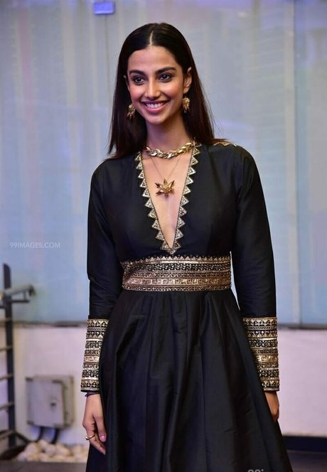 Meenakshi Chaudhary model nette foto