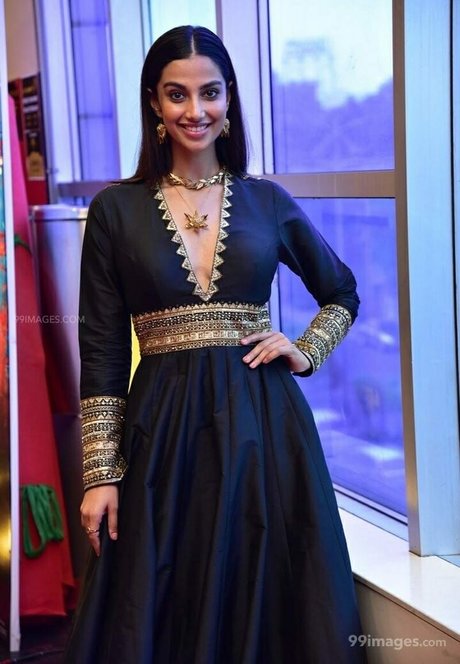 Meenakshi Chaudhary perfekte erotische foto